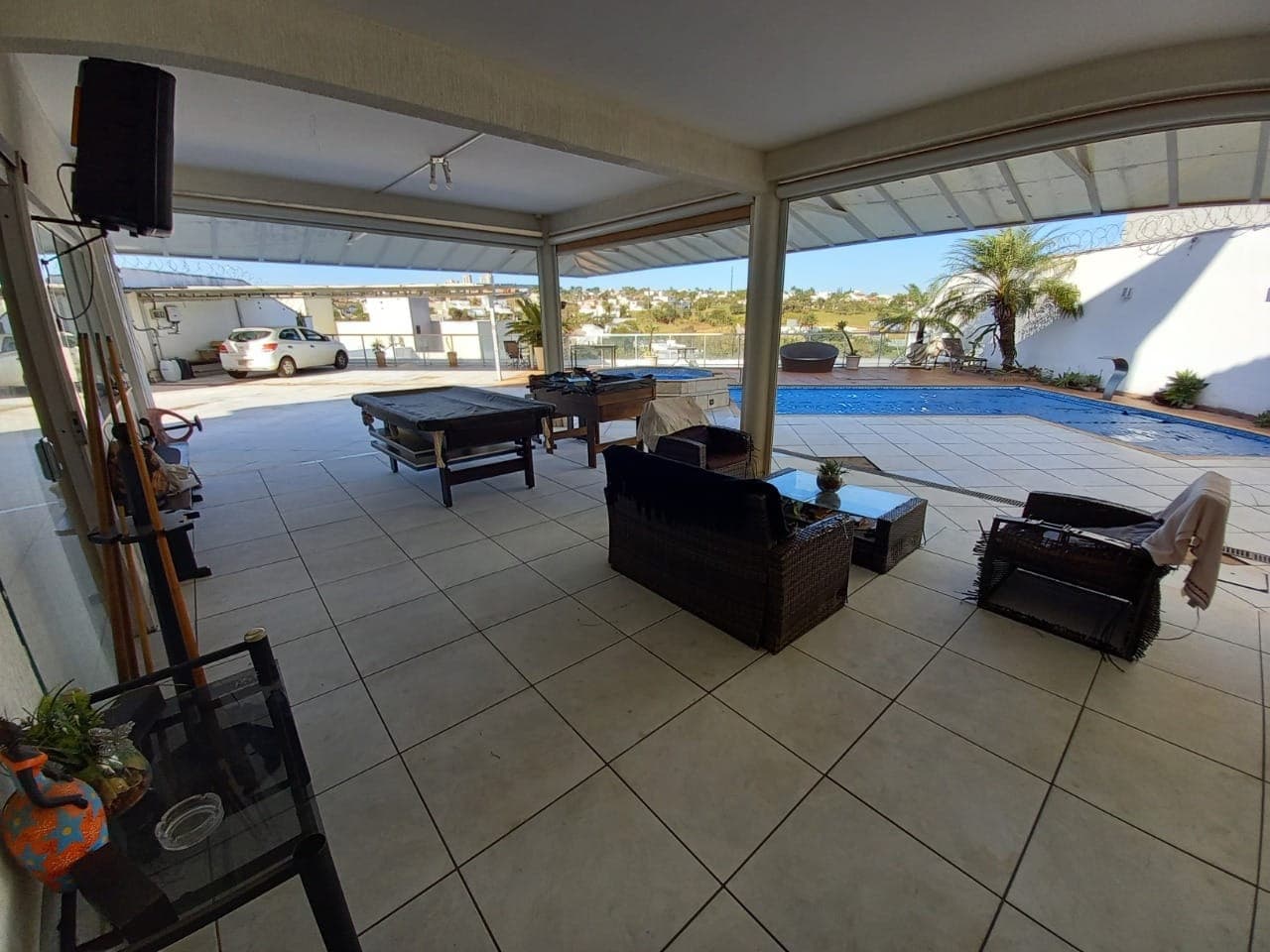 Incrível casa no Vigilato Pereira com 830m² de área construída em um terreno 720m²! Com 5 quartos, sendo 3 suítes, e toda montada com armários planejados, certamente oferece um alto padrão de conforto e comodidade.
