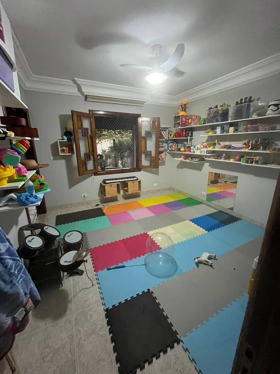 Sobrado muito bem localizado no bairro Cidade Jardim - perto do Praia Clube, supermercado, lojas. Setor de alta valorização!!!