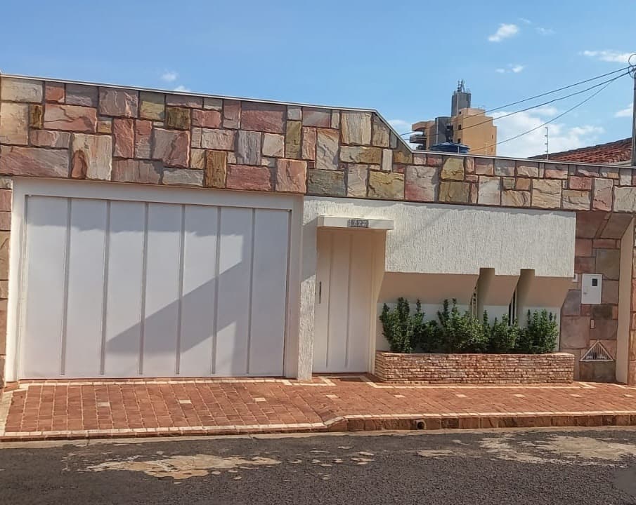 Casa reformada com pisos em porcelanato e espaço gourmet com muito estilo para você desfrutar de momentos incríveis com amigos e familiares.
