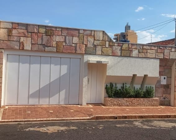 Casa reformada com pisos em porcelanato e espaço gourmet com muito estilo para você desfrutar de momentos incríveis com amigos e familiares.