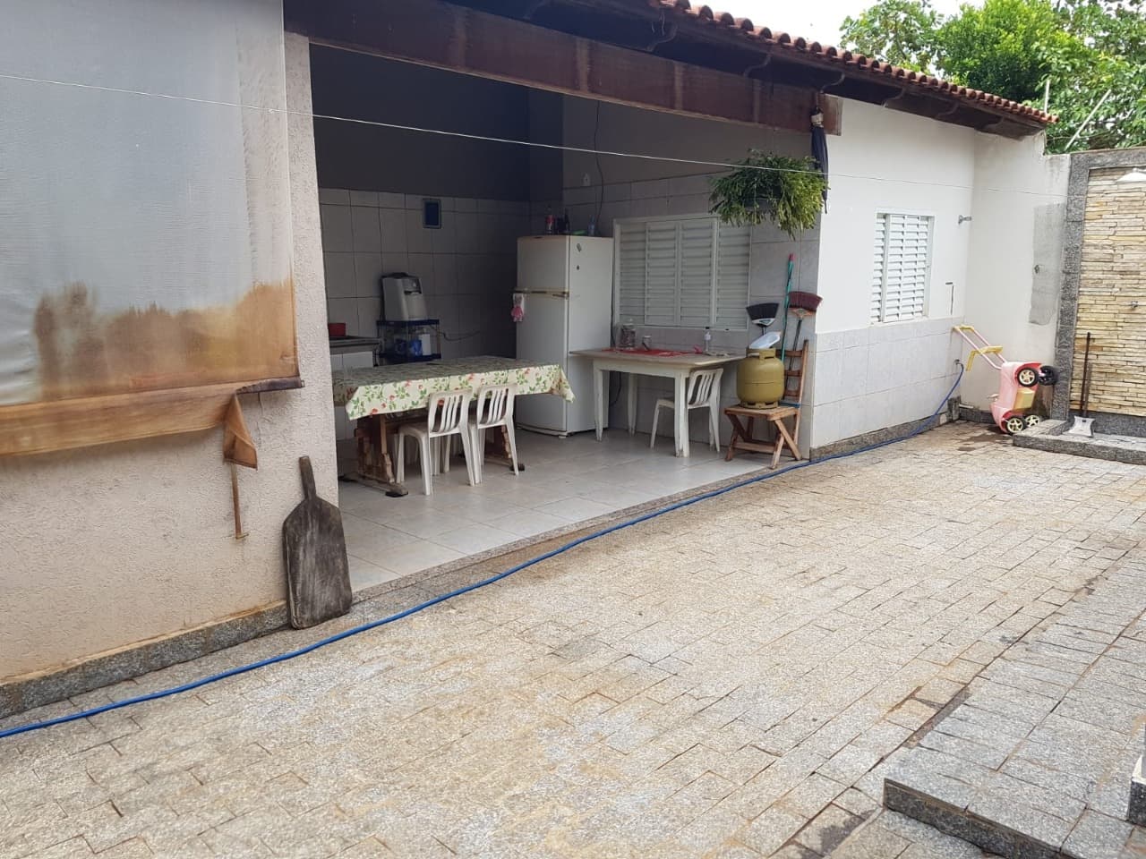 Esta casa simples e acolhedora oferece o espaço que sua família procura e fica perto de supermercados, escolas, lojas, comércios e fácil acesso para o centro.