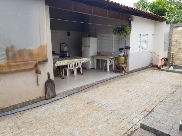 Esta casa simples e acolhedora oferece o espaço que sua família procura e fica perto de supermercados, escolas, lojas, comércios e fácil acesso para o centro.
