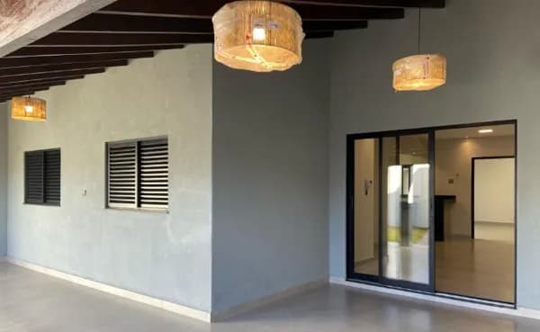 📌 Casa Nova com acabamento de alto padrão no bairro Alto Umuarama com 3 quartos (suíte) e varanda gourmet.