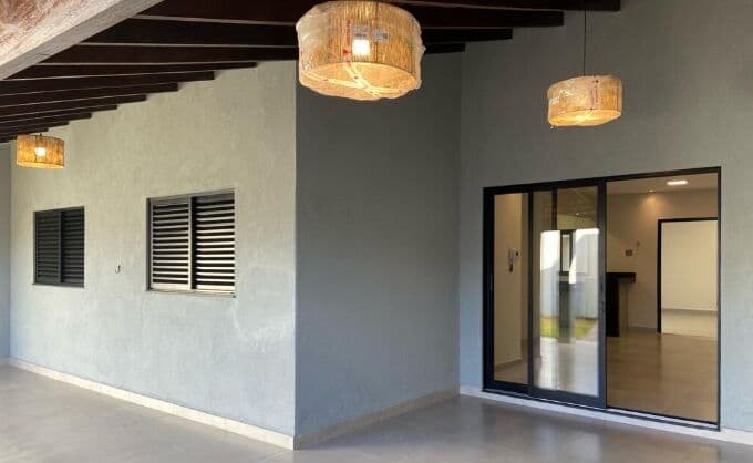 📌 Casa Nova com acabamento de alto padrão no bairro Alto Umuarama com 3 quartos (suíte) e varanda gourmet.