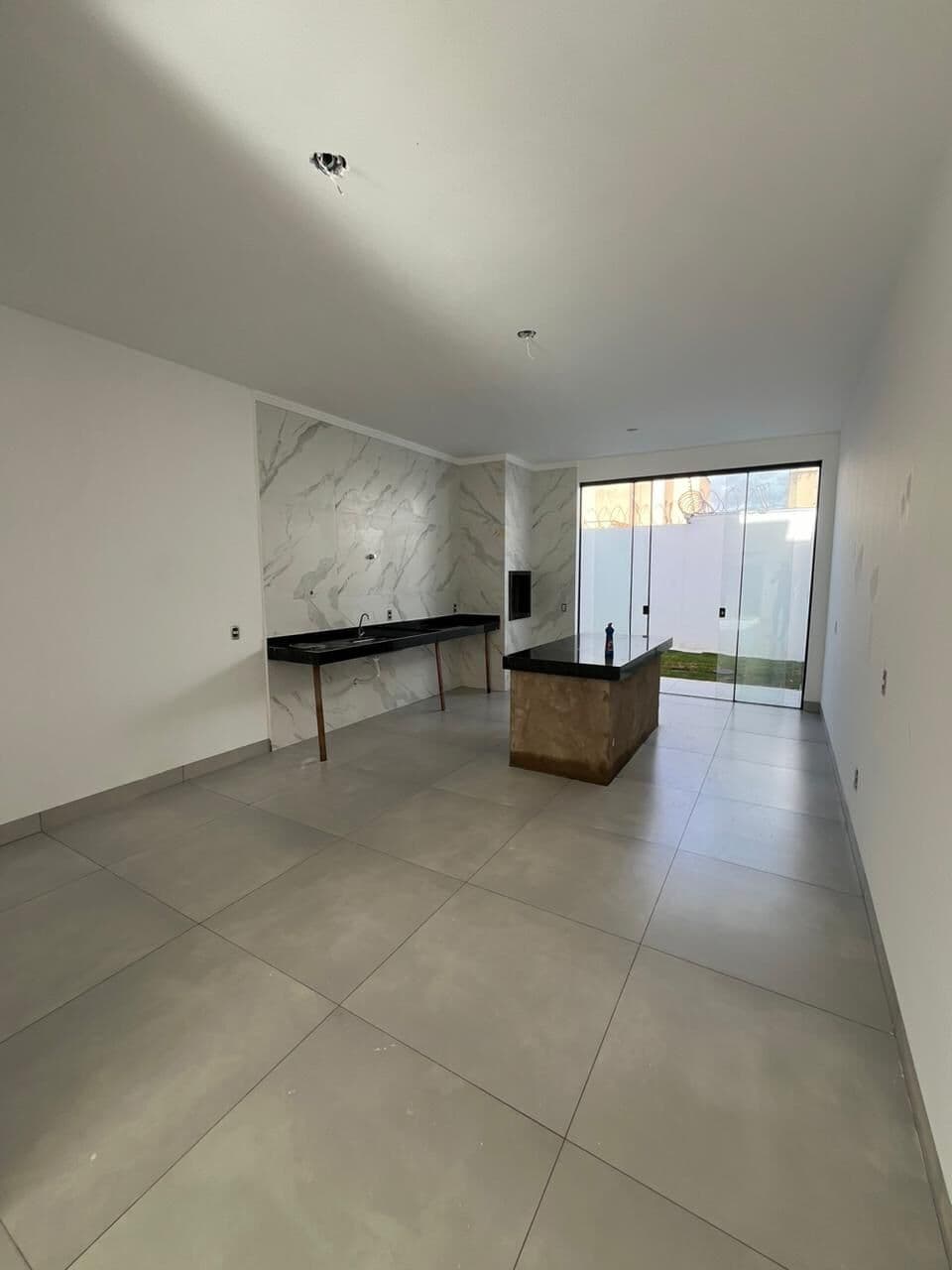📍 Sobrado novo com 3 quartos, suíte, churrasqueira, acabamento de primeira linha no bairro Vida Nova.