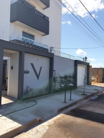 Localizado em uma rua tranquila e arborizada, este apartamento oferece uma atmosfera serena e relaxante, ideal para quem busca um refúgio urbano.