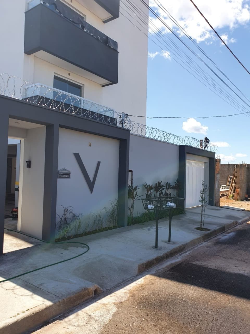 Localizado em uma rua tranquila e arborizada, este apartamento oferece uma atmosfera serena e relaxante, ideal para quem busca um refúgio urbano.