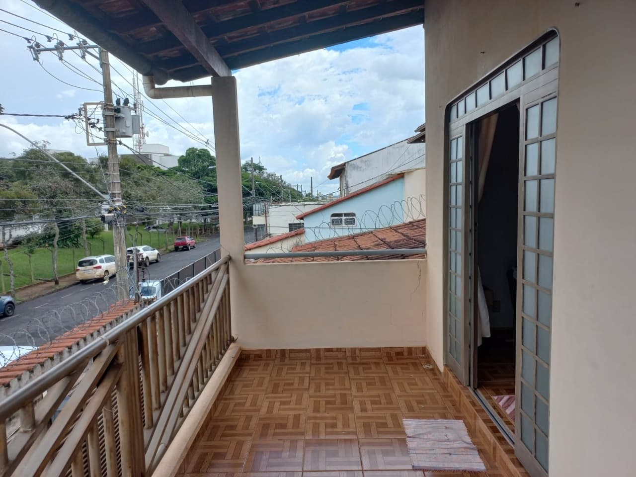 🌐 Sobrado no Bairro Umuarama de frente ao Hospital de Clínicas da UFU, perto de lojas, restaurantes, escola, farmácia e supermercados.