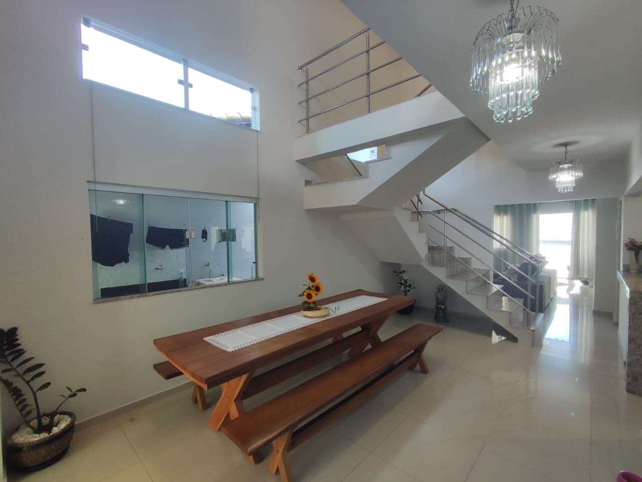 🔊 Casa estilo padrão com 4 quartos, cômodos grandes, com mais de 350m² e acabamento de primeira classe no setor Sul de Uberlândia.