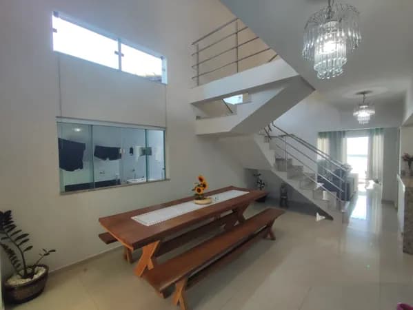 🔊 Casa estilo padrão com 4 quartos, cômodos grandes, com mais de 350m² e acabamento de primeira classe no setor Sul de Uberlândia.