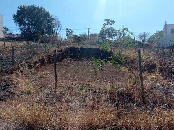 Terreno com preço muito acessível no bairro Vigilato Pereira.