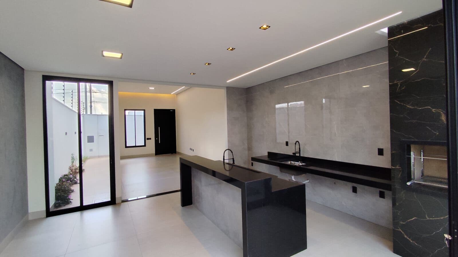 🔑 Casa nova alto padrão com 3 quartos, sendo 2 suíte e área Gourmet com churrasqueira.
