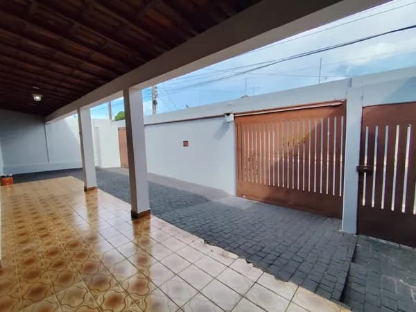 🔑 Casa com 236m² no terreno de 429m², 3 quartos (suíte), no coração do bairro Tibery.