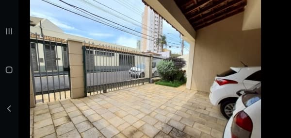 Oportunidade de morar no bairro Lídice, perto de centro, em uma casa estilo sobrado com muito bom gosto e cômodos amplos.