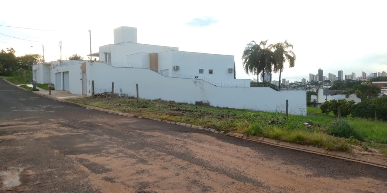 📍 Descubra o terreno perfeito para construir sua nova vida! Com 455m², este espaço está pronto para se tornar o lar dos seus sonhos.