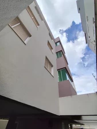 Apartamento 56m² todo com armários - 2 quartos, suíte e churrasqueira no bairro Santa Mônica.
