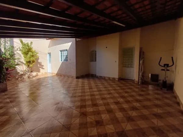 🏠 Casa com 3 quartos perto do Parque do Sabiá no bairro Santa Mônica.