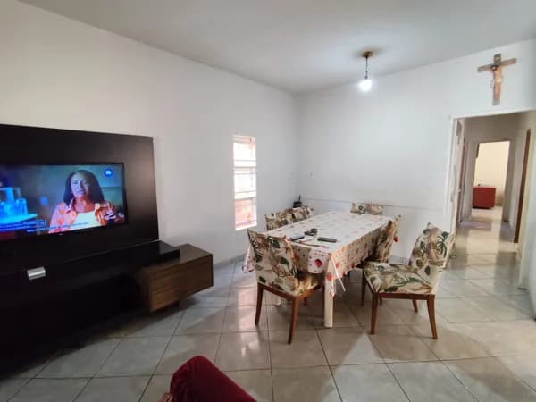 🔶 Casa de esquina no bairro Cidade Jardim, setor muito valorizado da cidade de Uberlândia.