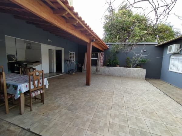 Encante-se por esta casa aconchegante, localizada em uma das áreas mais valorizadas do bairro Brasil.