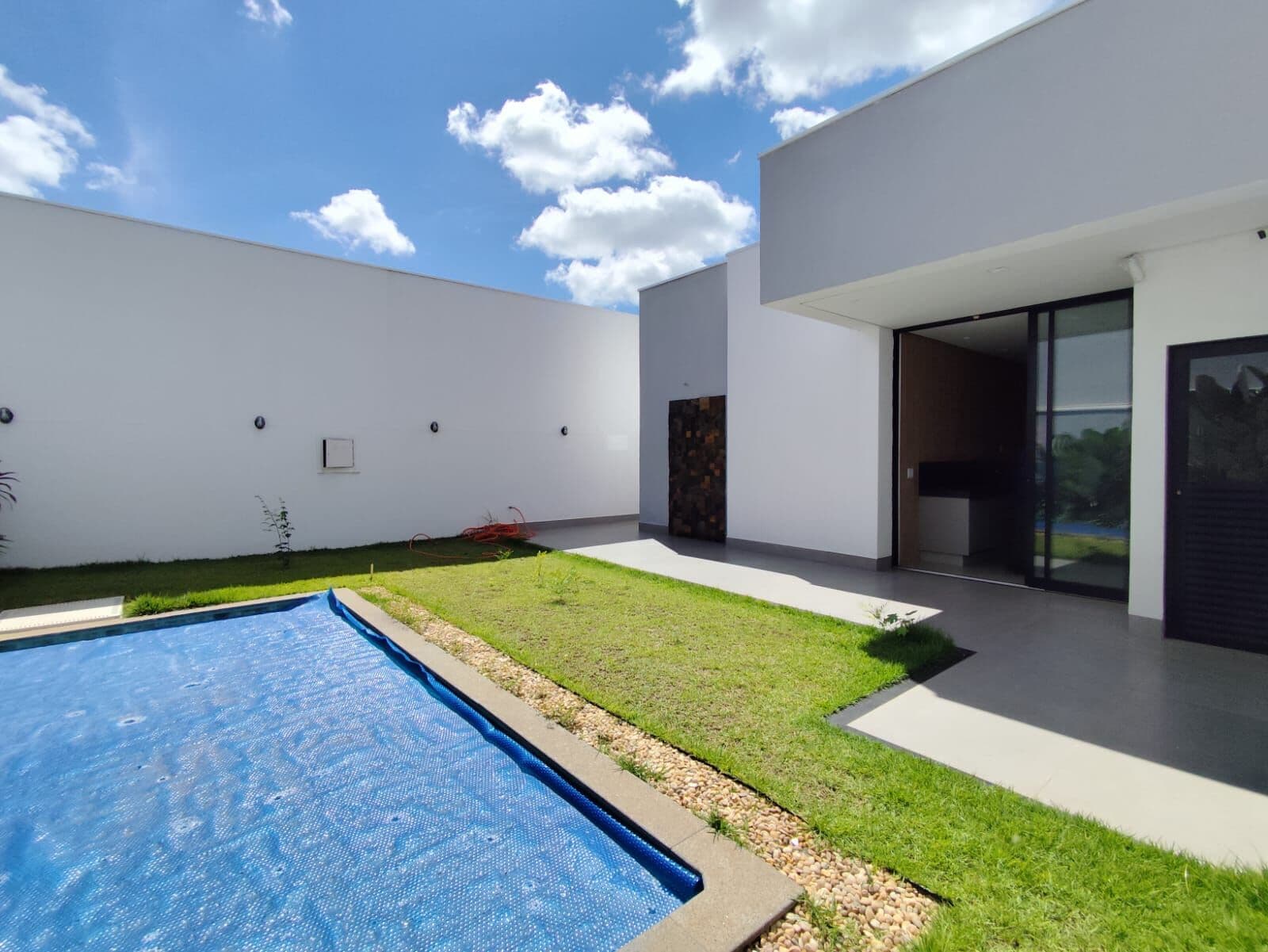 🔑 Casa nova, alto padrão, com 192m² no terreno de 350m² - 3 suítes, closet, piscina aquecida, pé direito duplo.