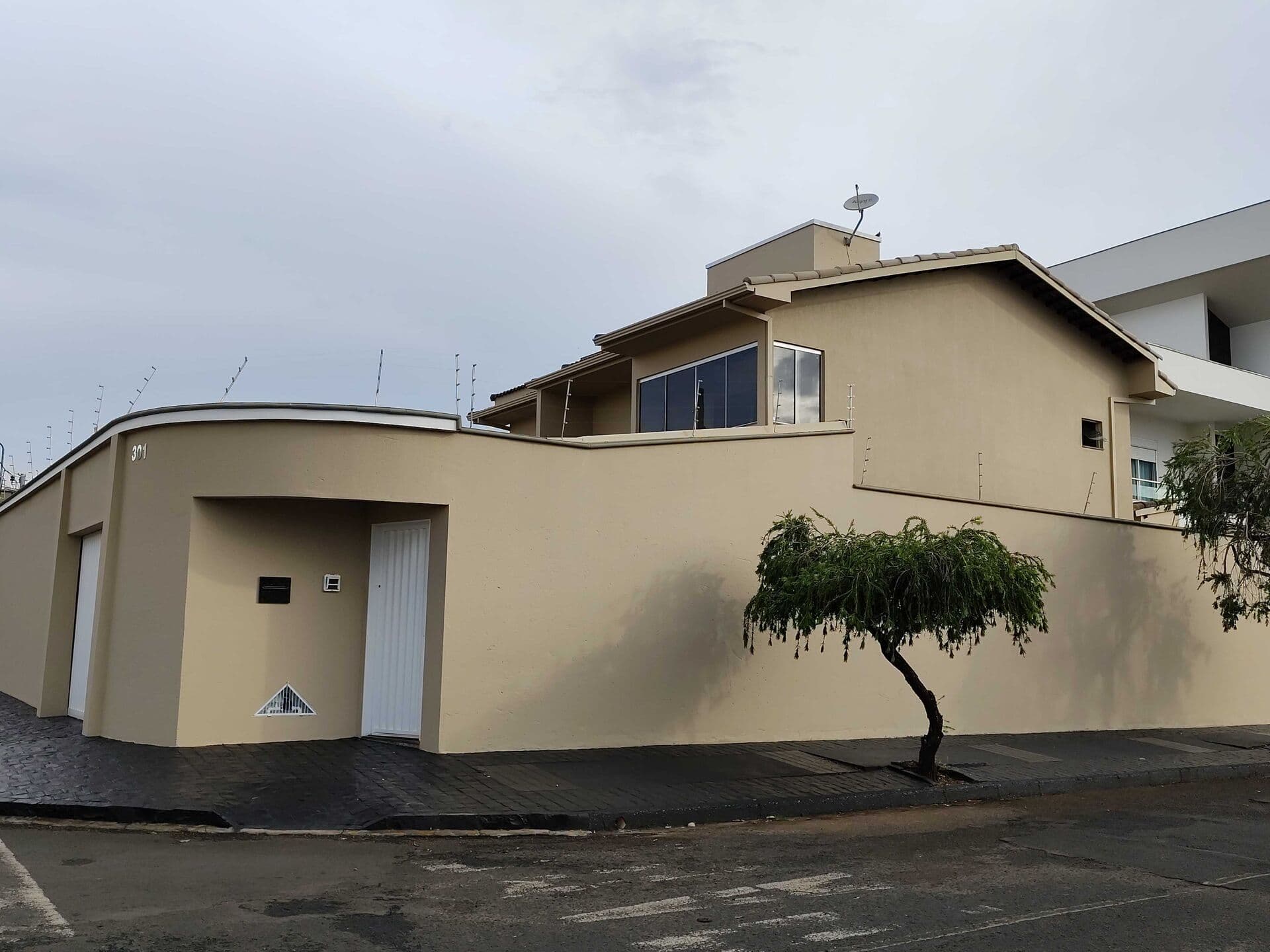 Casa estilo sobrado muito bem construída com 3 suítes, toda com armários no melhor setor do bairro Santa Rosa.