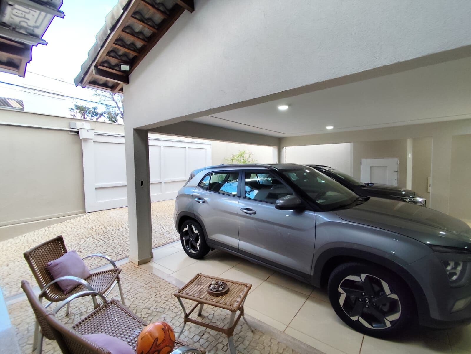 🔑 Casa alto padrão de esquina perto da av. Rondon Pacheco em local muito valorizado da cidade de Uberlândia.
