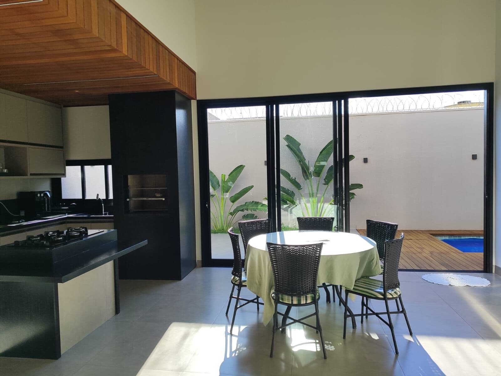 🌀 Casa alto padrão com 3 suítes, lavabo e área de lazer completa com Piscina e Churrasqueira.