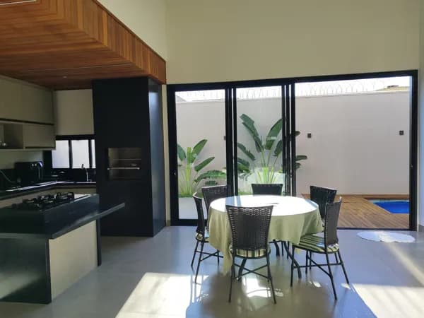 🌀 Casa alto padrão com 3 suítes, lavabo e área de lazer completa com Piscina e Churrasqueira.