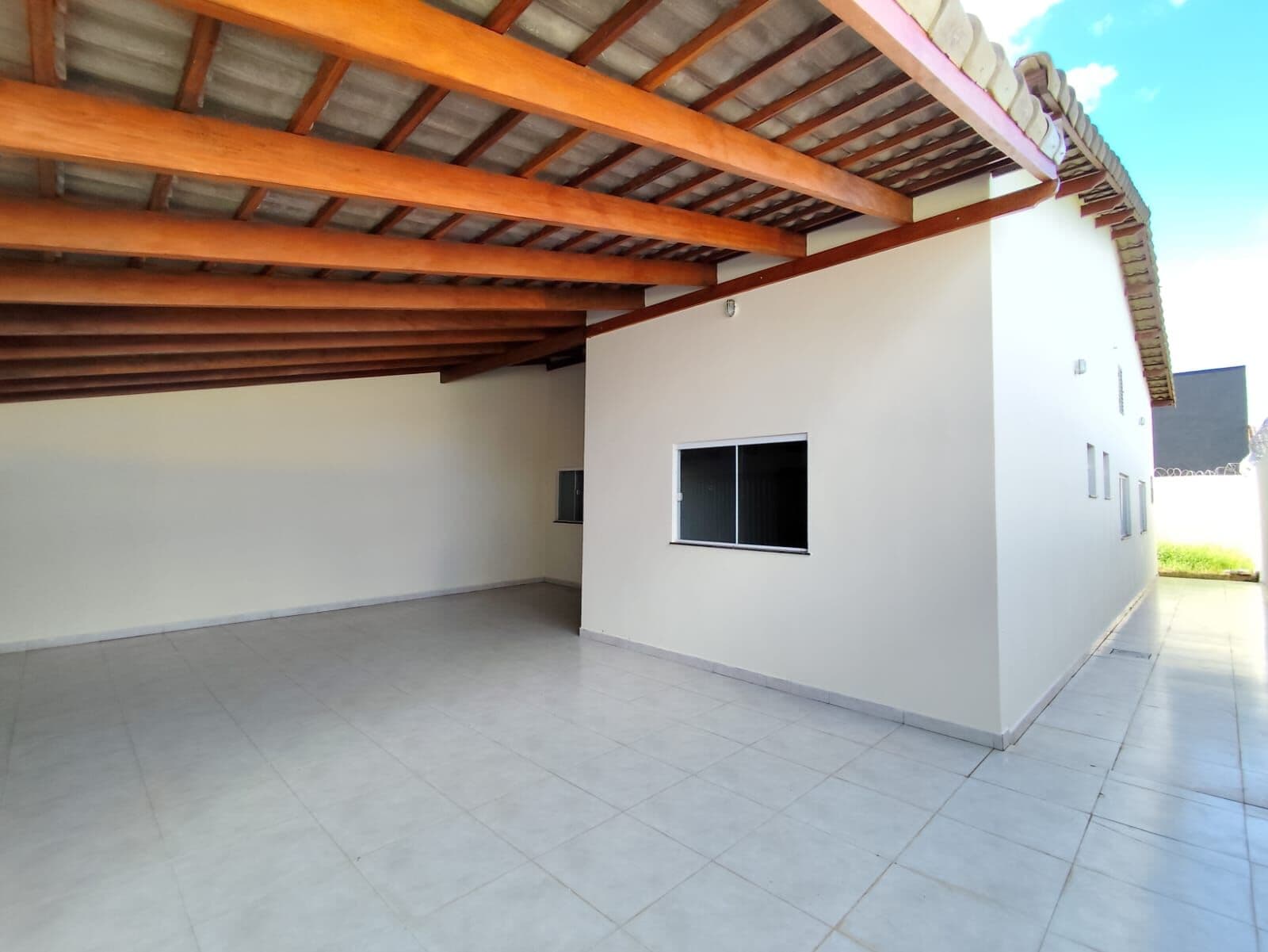Casa nova com 160m², 3 quartos (2 suítes) - bairro Santa Rosa perto de comércios, escolas, lojas.