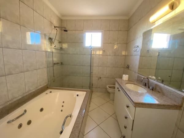 Casa com estrutura de construção excelente com 266m² com quartos amplos para família exigente!!