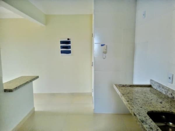 Apartamento com elevador a poucos metros da av. João Naves de Ávila. Um privilégio poder desfrutar dessa localização.