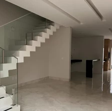 🔑 Casa sobrado com 3 quartos, suíte, sacada, com 125m² de área construída no Praça Alto Umuarama.
