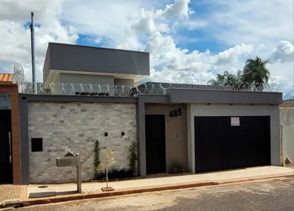 🔑 Casa alto padrão com 175m² de construção no coração do bairro Jardim Brasília.