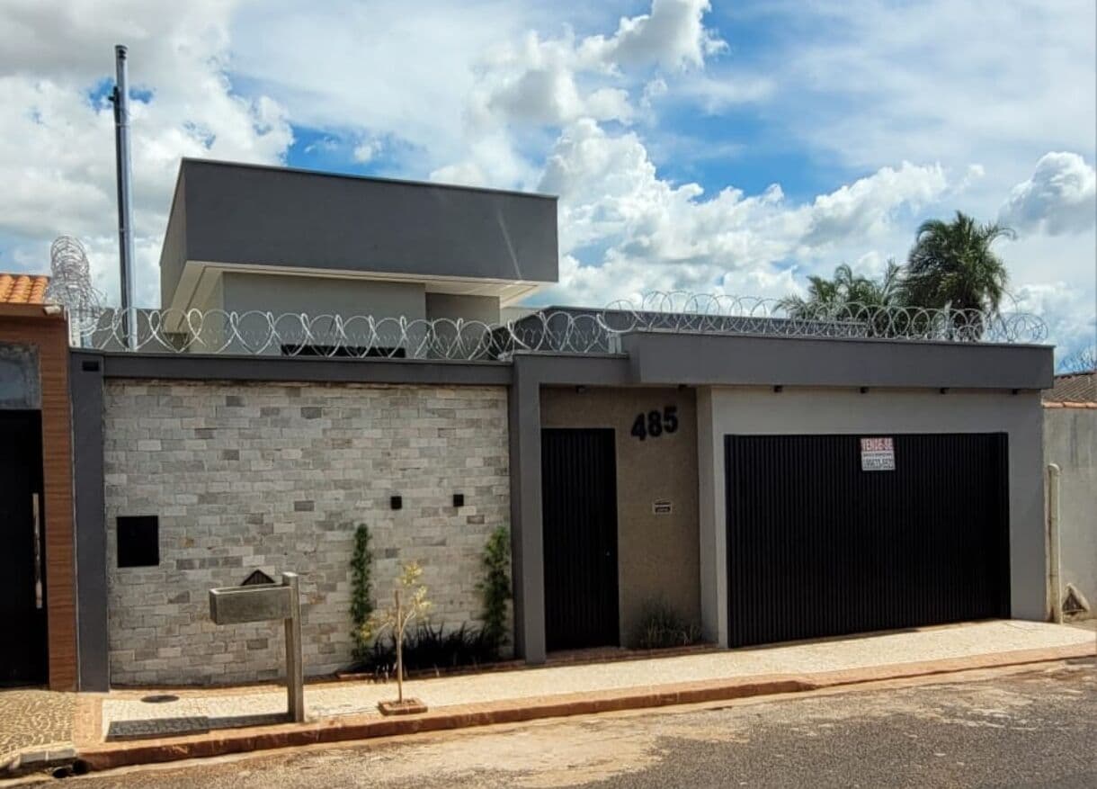 🔑 Casa alto padrão com 175m² de construção no coração do bairro Jardim Brasília.