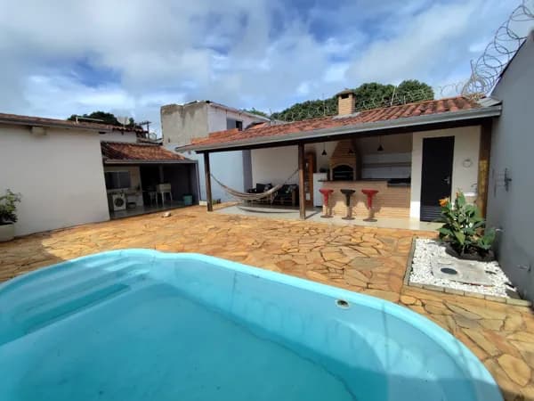 🔑 Casa com 160m² I Terreno 300m² I 3 quartos, piscina, churrasqueira no bairro Santa Mônica.