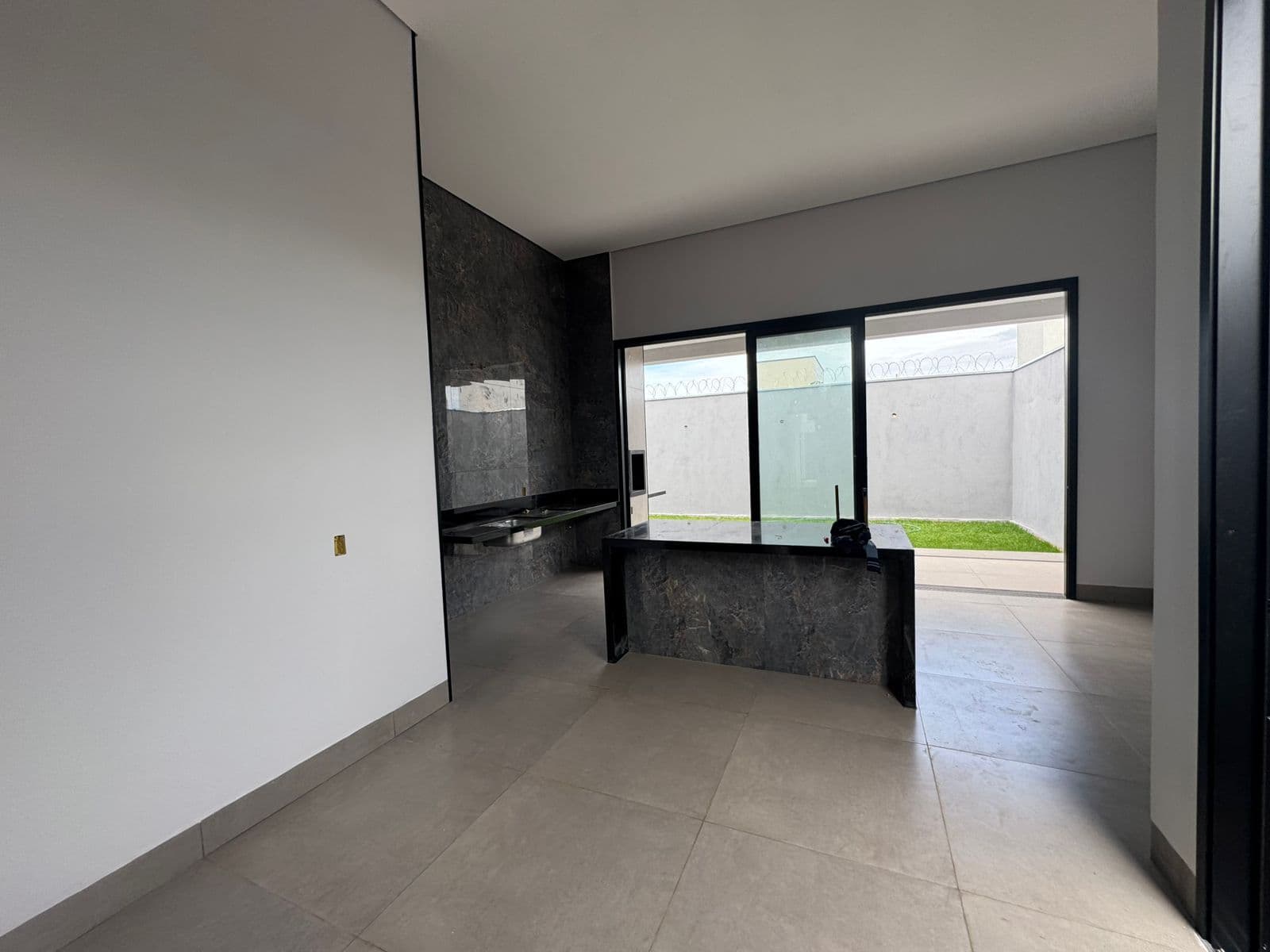 🎯 Casa nova alto padrão de 171m², terreno de 286m² - com 3 suítes, sendo a principal com closet.