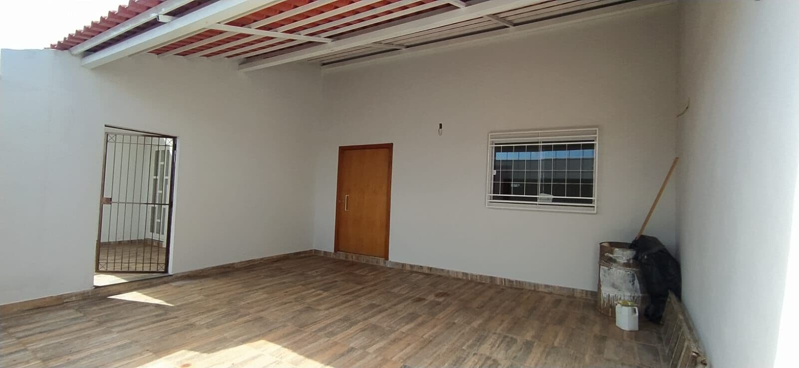 Casa nova no bairro Jardim Veneza, setor Sul de Uberlândia, com comércios diversos muito perto.