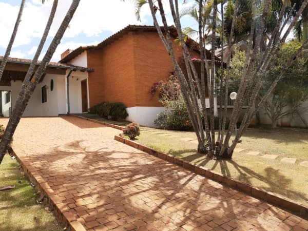 Casa térrea com 3 quartos, suíte, banheira e closet - espaço de sobra pra sua família pertinho do Praia Clube.