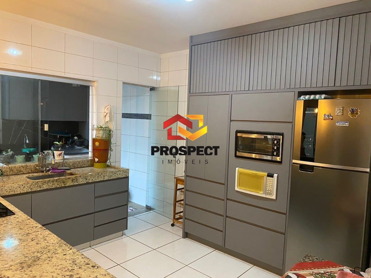 Sobrado com 3 quartos (suíte) próximo de supermercado, farmácia, padaria, posto de combustível e ponto de ônibus.