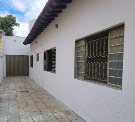 🏠 Casa com 210m², 3 quartos, sendo 1 suíte - localizada no coração do bairro Santa Mônica.