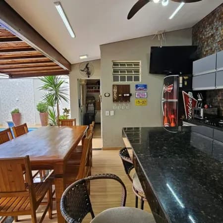 🎯 Oportunidade de morar na Zona Sul em uma casa com espaço de lazer completo com piscina em uma rua tranquila e arborizada!!!