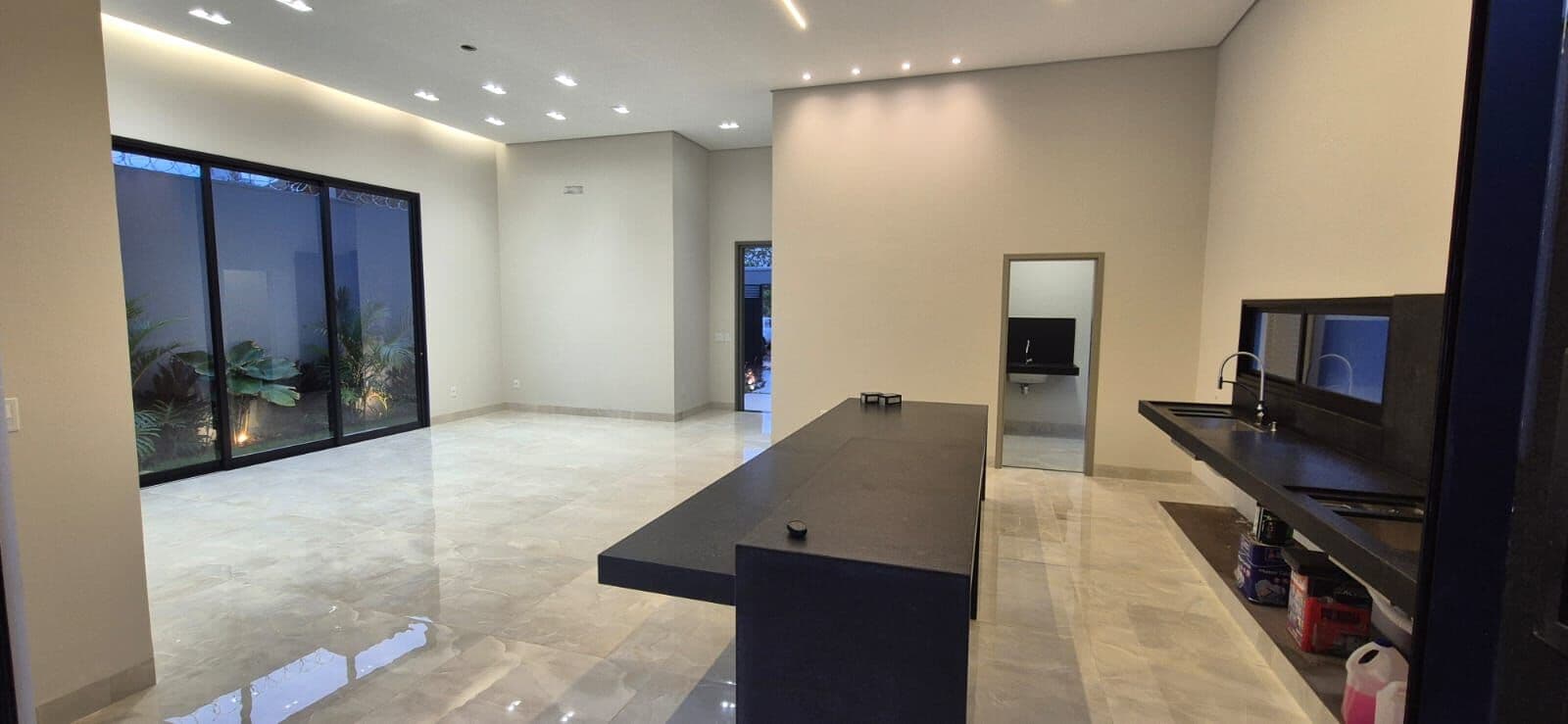 🚀 Casa alto padrão com 190m² no terreno de 360m² - área de lazer com piscina, no setor Sul de Uberlândia.