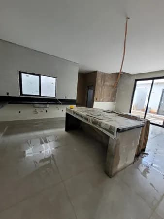 🔑 Casa nova e moderna com 3 suítes, varanda gourmet e piscina com cascata no Praça Alto Umuarama.