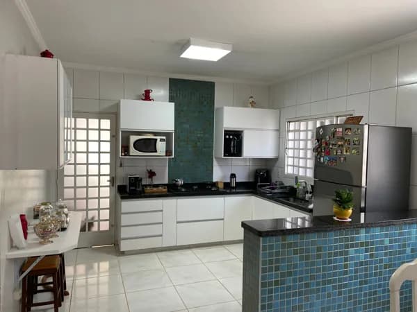🔆 Casa alto padrão com 2 suítes perto da av. João Naves de Ávila, supermercado, academia e fácil acesso para o Center Shopping.