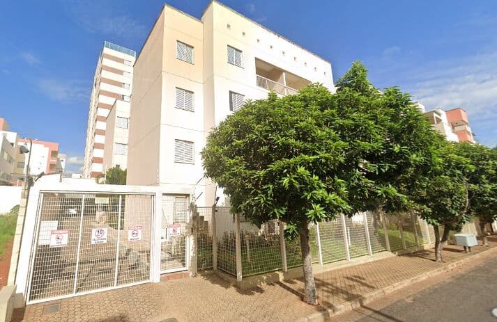 🌟 Apartamento térreo com 3 quartos, suíte e armários, todo climatizado - perto da UFU e do Center Shopping.