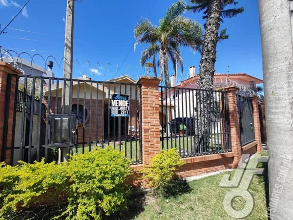 Casa Ampla no Laranjal: Lazer Completo com Piscina e Salão de Festas