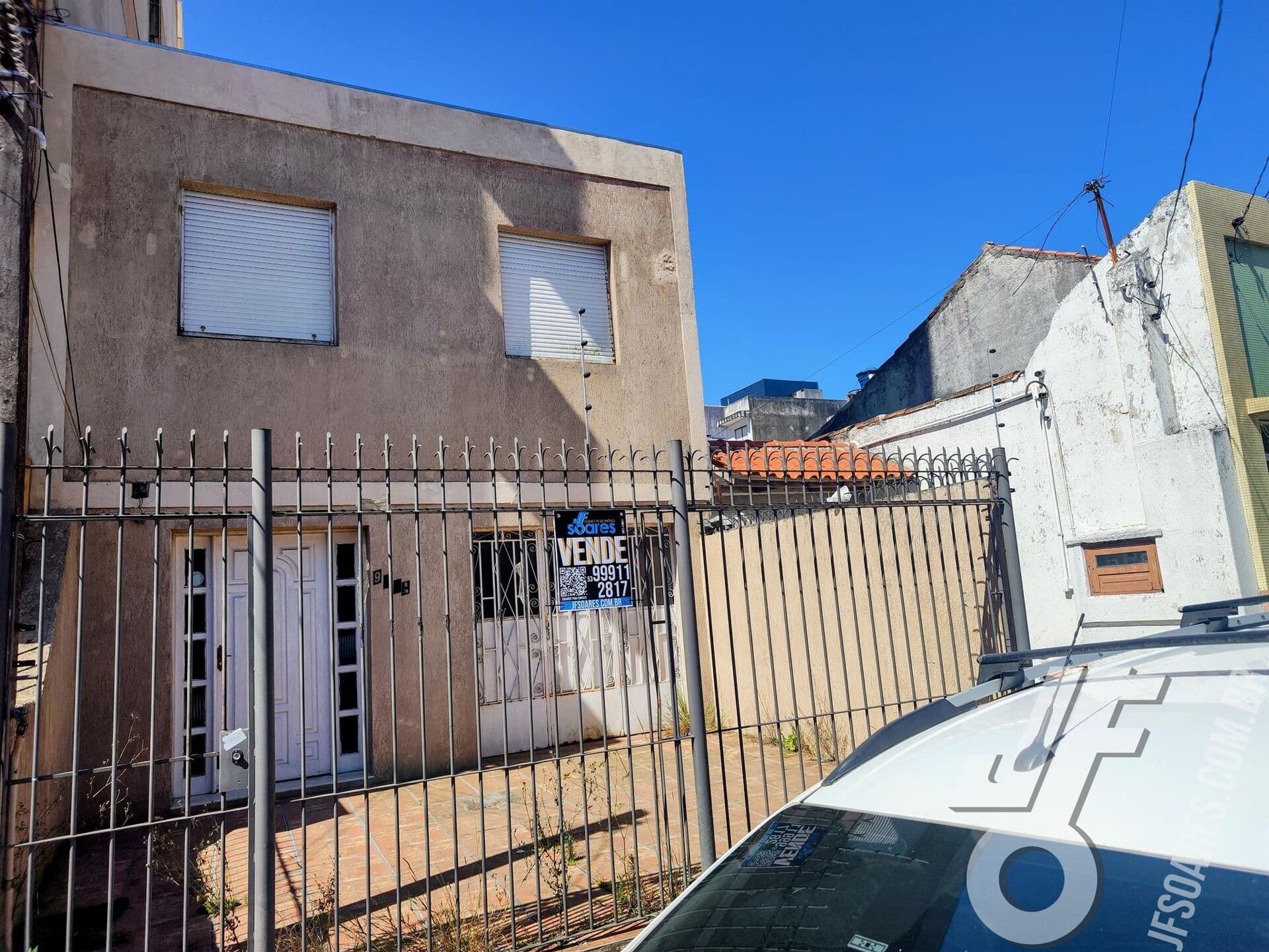 Sobrado no Coração de Pelotas: 133m² com 4 Dormitórios e Localização Estratégica