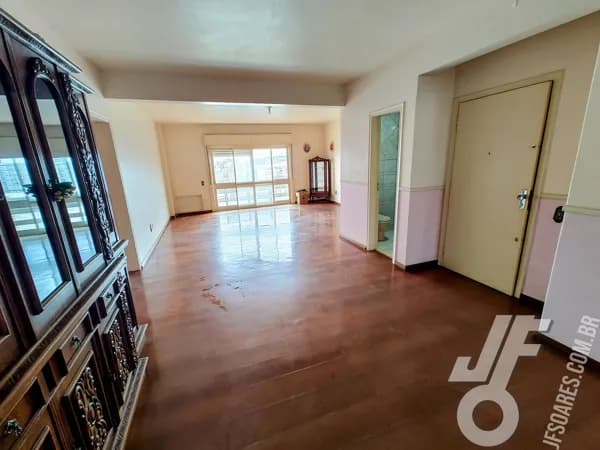 Mansão Suspensa no Centro: 225m² de Amplitude, Conforto e Segurança
