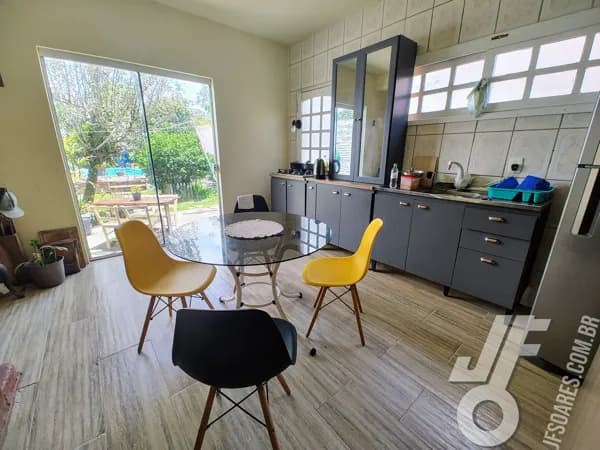 Sobrado com Piscina no Laranjal: 182m² de Conforto e Lazer