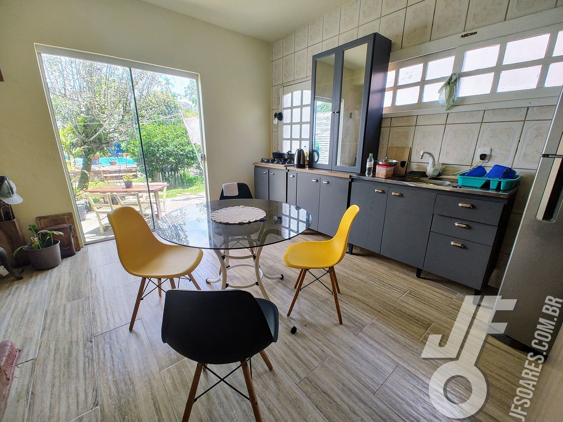 Sobrado com Piscina no Laranjal: 182m² de Conforto e Lazer